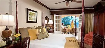 Grand Pineapple Montego Bay Hotel